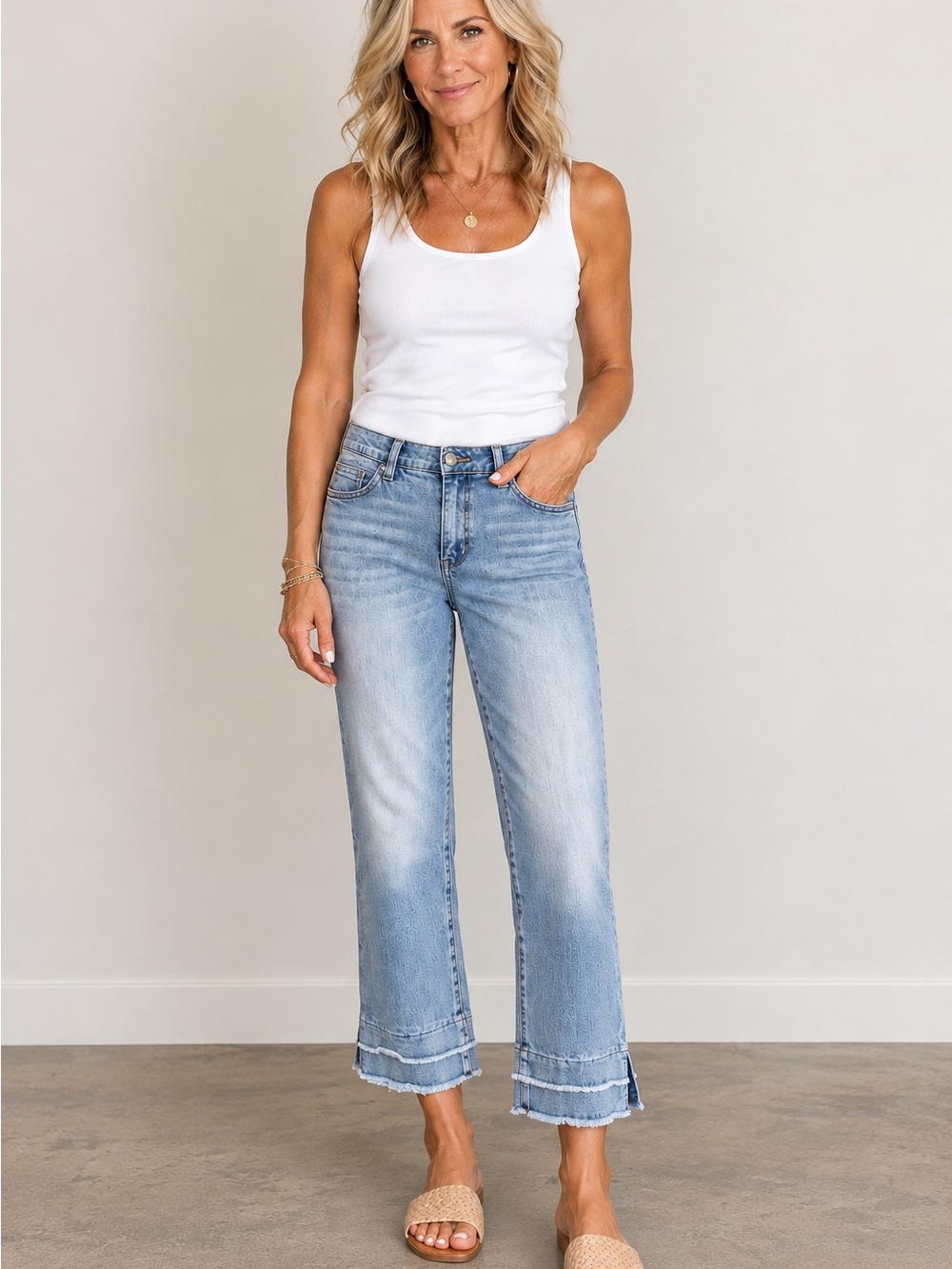 Democracy Ab Technology Jeans Size 2 Light Wash Cropped Frayed Step Hem